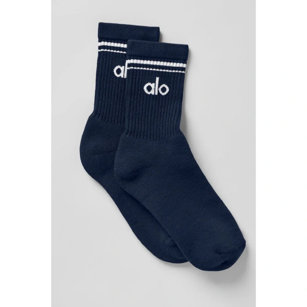 New Alo Yoga Unisex Half Crew Throwback Socks in Navy/White